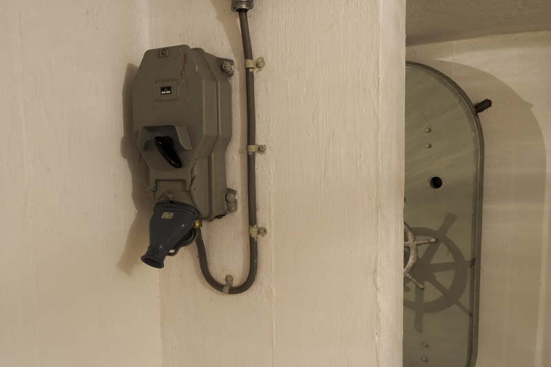 Presa elettrica per la pompa mai installata. In secondo piano, la porta stagna del corridoio d'ingresso.