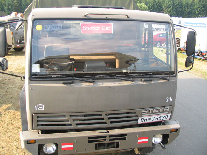Camion militare Austriaco dotato di due volanti