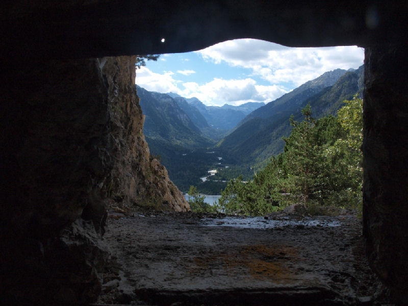 Feritoia della Caverna sotto Cima Predil verso il Lago del Predil e il Canin.