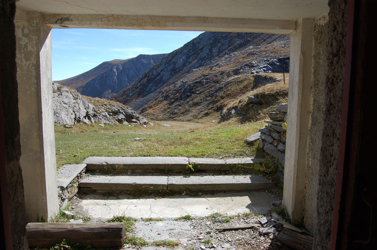 La porta di accesso al Ricovero e i gradini visti dall'interno