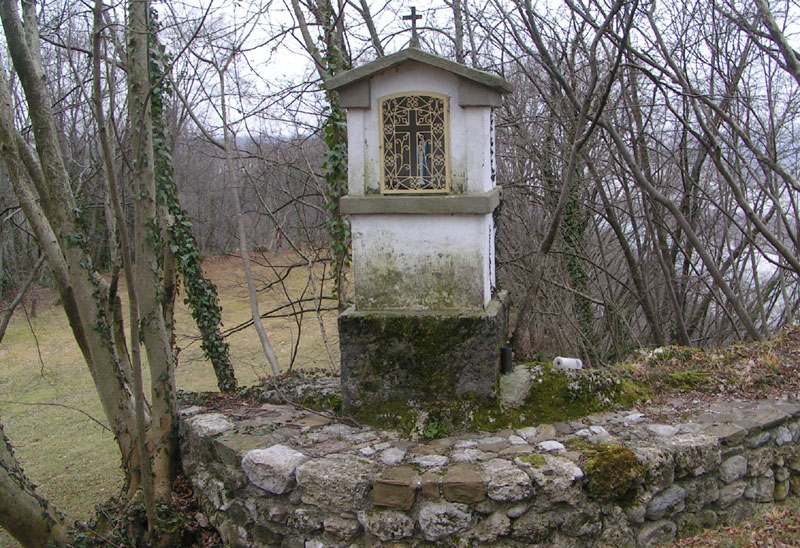 capitello votivo sul terrazzamento sopra il ponte<br />presso alcune postazioni difensive ..