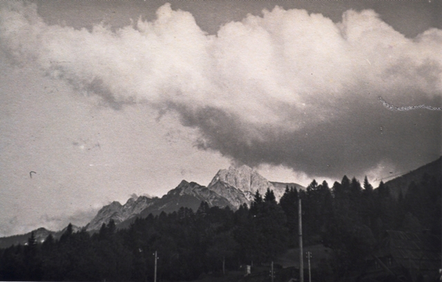 Panoramica della Ponza Grande e del M.te Svabezza, la foto è stata scattata quasi sicuramente da una finestra del piano superiore della casa posta all'incrocio fra la statale e la strada per Poscolle e il Monte Forno.