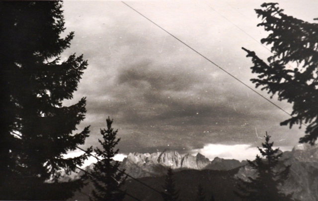: Panoramica della catena montuosa in dx orografica della Val Planica in Slovenia, la foto è stata scatta dalla cresta del M.te Cavallar in prossimità dell’attraversamento dell’ex teleferica della Ditta I.B.A. incaricata alla costruzione delle fortificazioni.