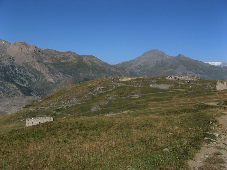 In basso a sx la caserma del Passo delle Finestre e in alto a dx i ruderi della Batteria La Court