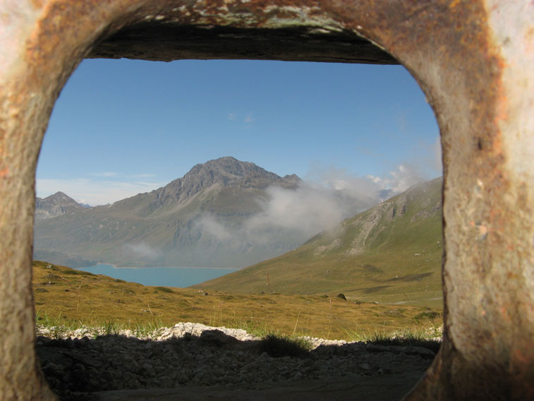 Il lago del Moncenisio visto dalla feritoia per mitragliatrice del Centro 23