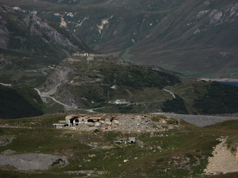 Moncenisio-In alto nella foto il Forte Varisello e in basso i ruderi della Batteria corazzata La Court