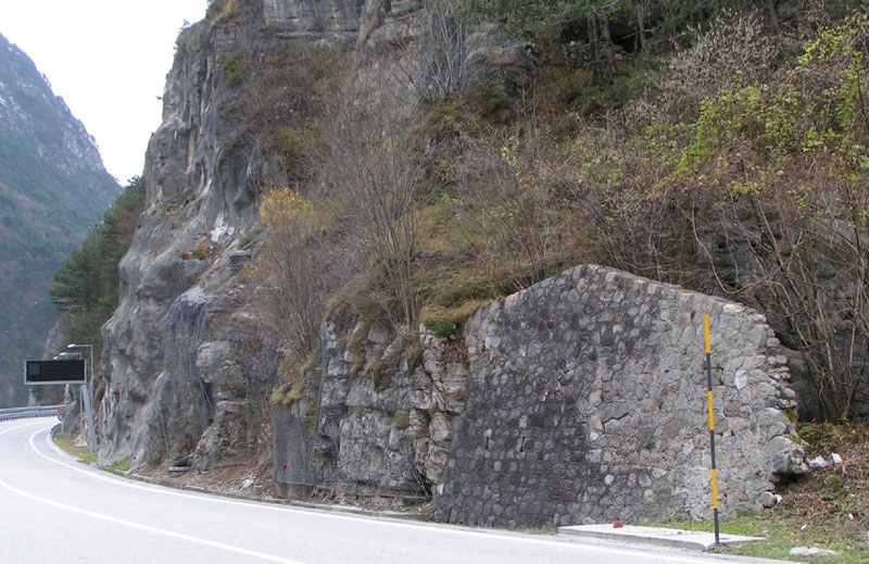 l' opera inizia in corrispondenza del tabellone e termina poco oltre il muro di sassi che nasconde la postazione  a.c.