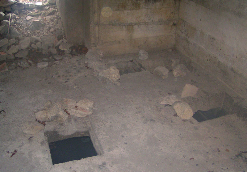 a momenti finivo nel tombino mentre indossavo la lampada , a dx i fori per le turche