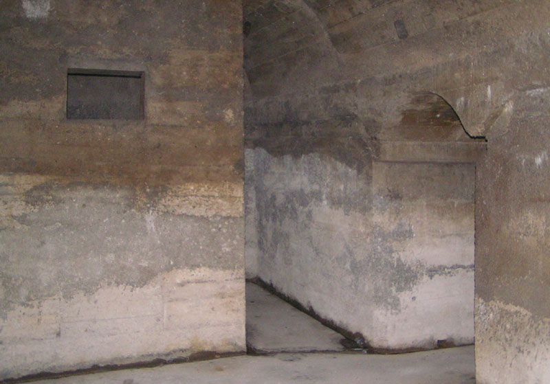 fondo camerata con accesso ad un locale piu' ampio del normale . Adx corridoio verso le postazioni .