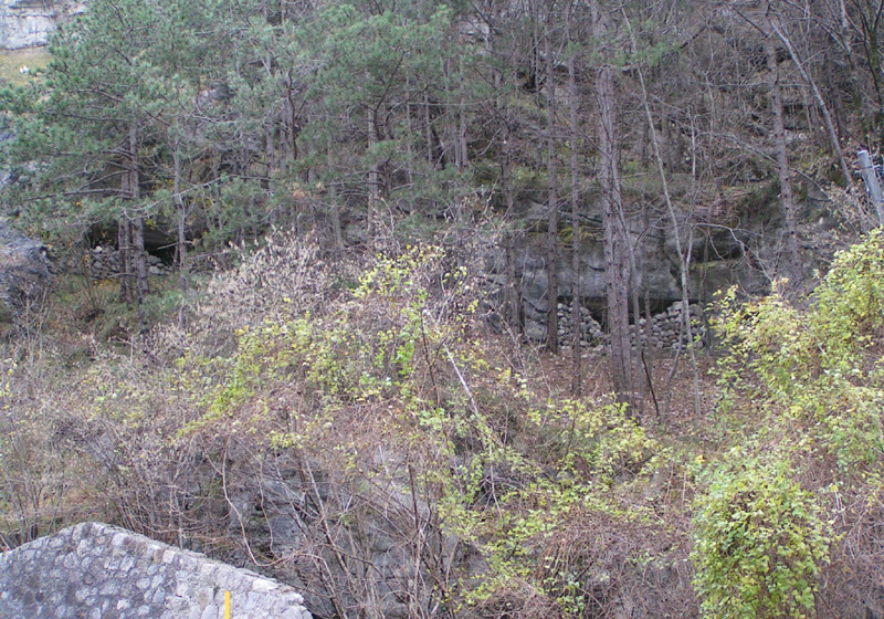 dietro al muro in pietra si trova la postazione del cannone da 75/27 .