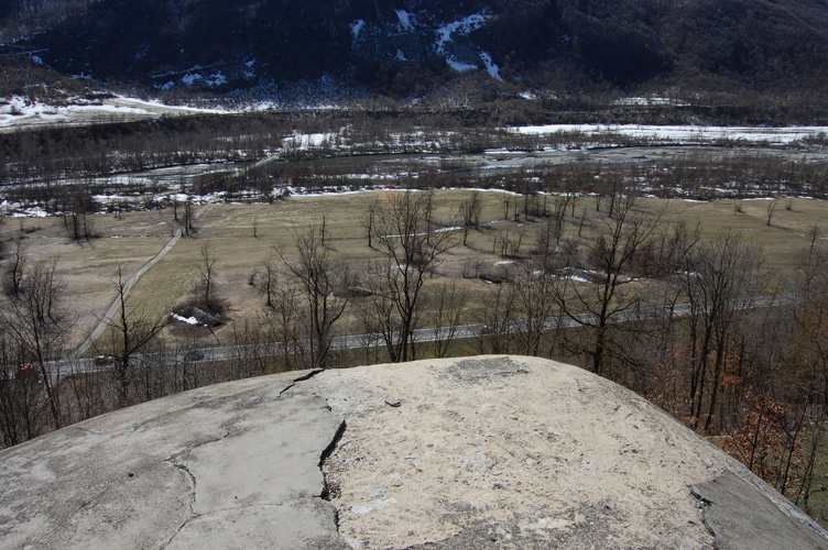 Vista dall'Opera 5bis sul prato sottostante in cui sono posizionati i gabbioni,sulla Stura e sulla SS21