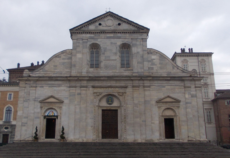 23 dicembre 2015 Torino-La facciata del Duomo e la Porta Santa