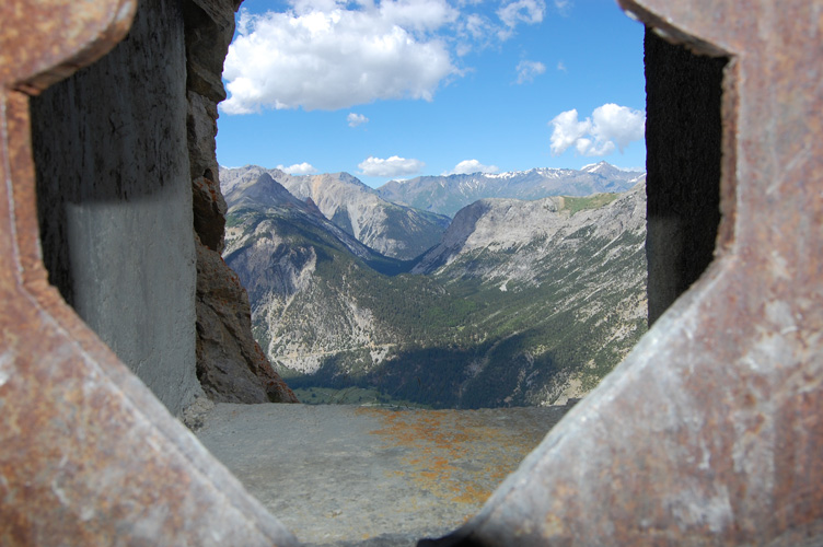 Il Col della Scala visto dalle feritoia del pezzo da 75/32 del forte dell'Olive