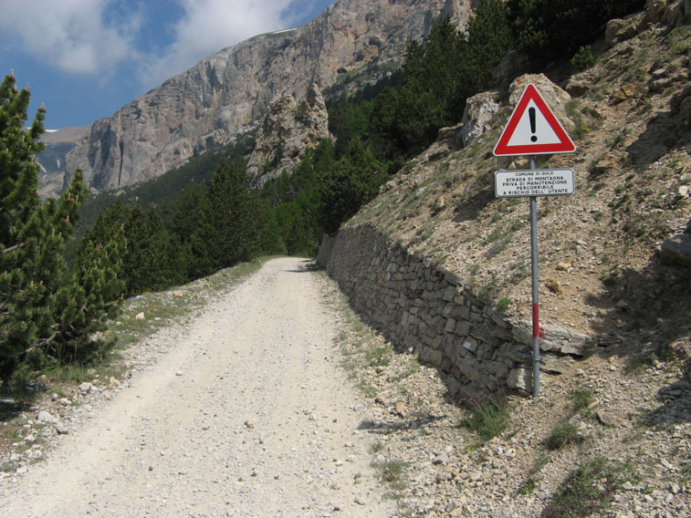 Il cartello ci indica che la manutenzione della strada è assente