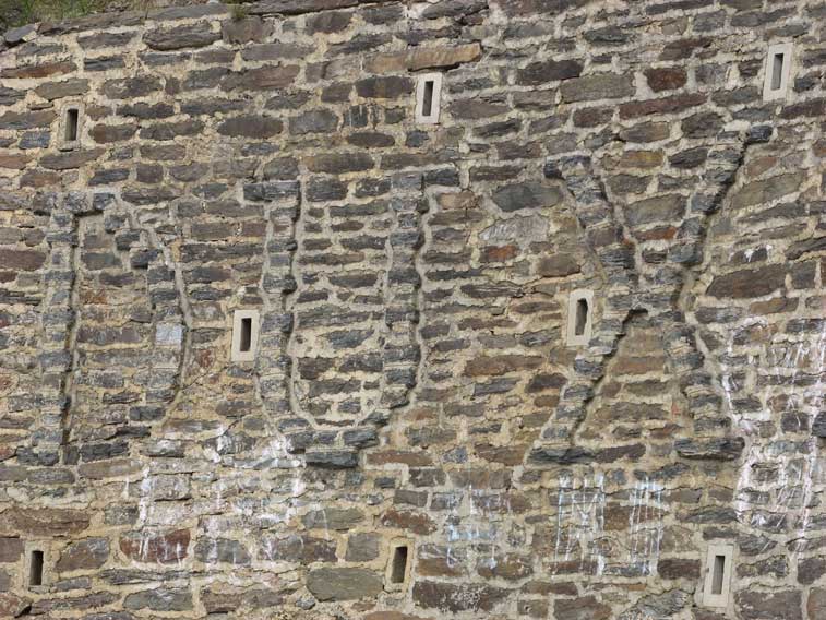 Scritta su muro di contenimento al tornante dopo l'ottavo chilometro