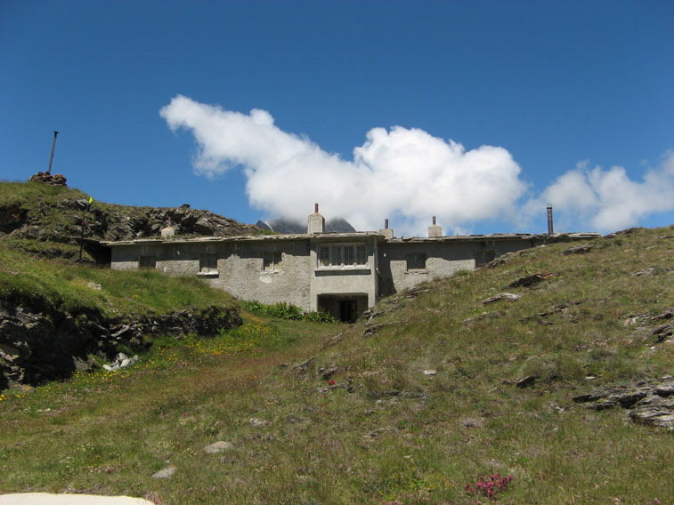 Il Ricovero B5,realizzato nel 1935 era destinato ad ospitare i militari di presidio alla batteria in caverna B5 e probabilmente anche quelli del Centro di Fuoco 12.La strada prosegue ancora per qualche decina di metri.L'ingresso della Batteria Pattacroce si trova alle spalle dell'edificio