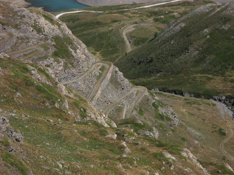 I tornanti della strada visti dal sentiero che dalla 10 scende alla Pattacroce