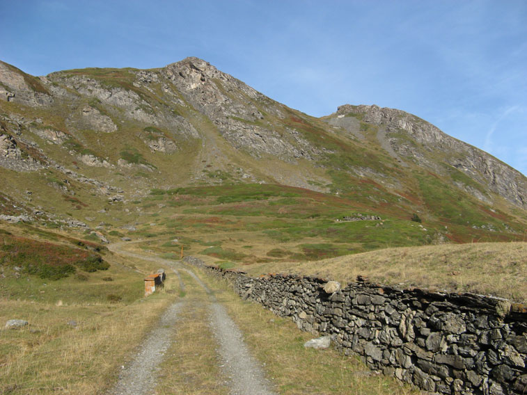 Il terrapieno che costeggia la strada