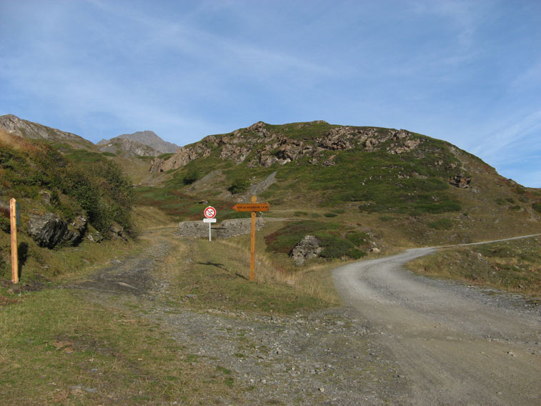 Quando fu realizzata la strada questo bivio non esisteva.La diramazione di dx che conduce in Val Savalin e al Colle del Moncenisio fu realizzata dai francesi quando costruirono la diga