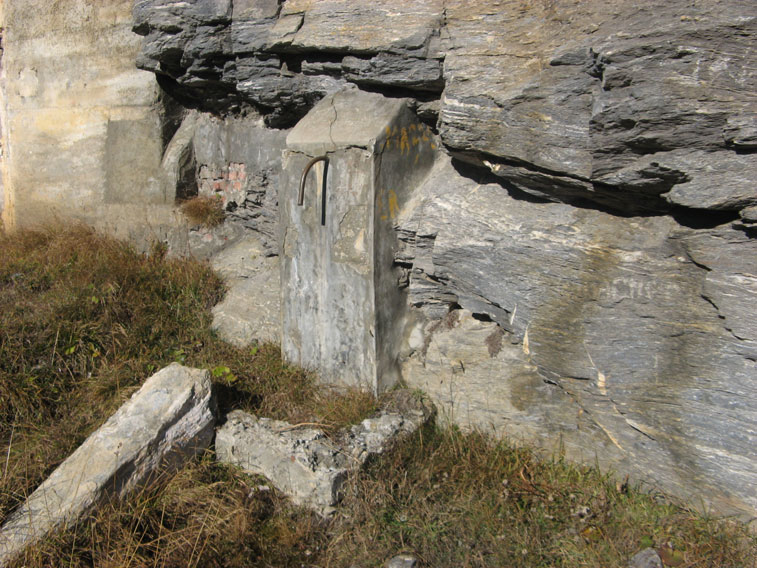 La fontana,purtroppo asciutta,nei pressi dell'ingresso del Ricovero Varisello