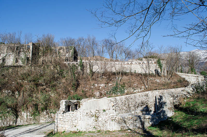 l' accesso basso dalla strada