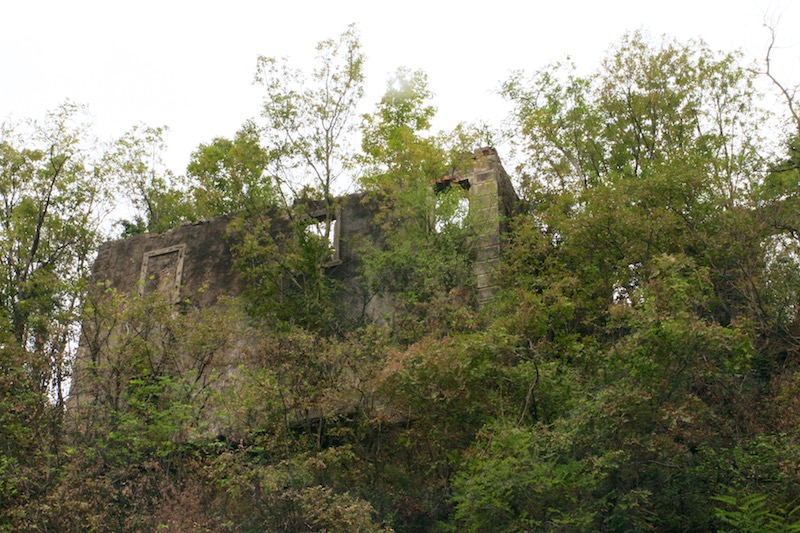 rovine sopra  l' entrata