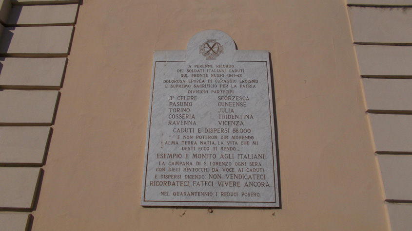 La lapide in ricordo dei Caduti sul Fronte Russo sulla facciata della Chiesa