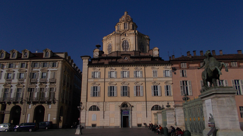 La Real Chiesa di San Lorenzo in Piazza Castello a Torino.Sulla facciata è posta la lapide ricordo