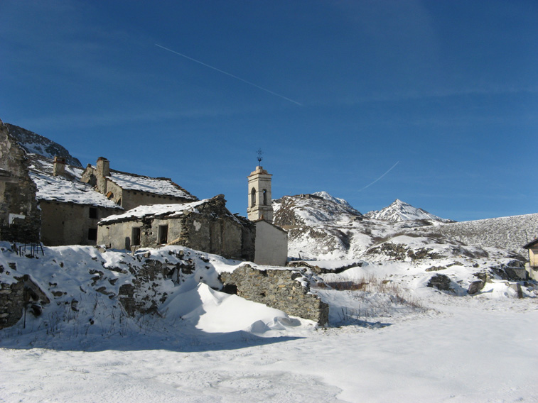 Laborgata Gran Croce,qui inizia la strada.Visibili sullo sfondo il Forte Varisello e l'estremità della diga del 1968