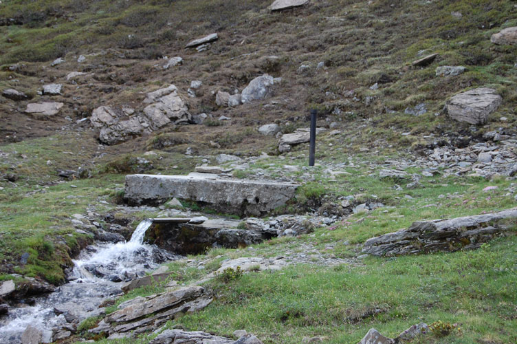 Fontana nei pressi della strada militare Gran Croce-Pattacroce al Piano della Maddalena