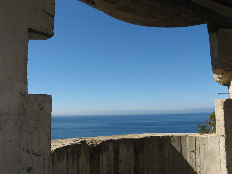 Il mare verso Genova visto dalla feritoia per pezzo da da 152/45