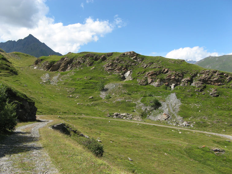 La strada si snoda sotto gli ingressi dei Ricoveri O e IV/I