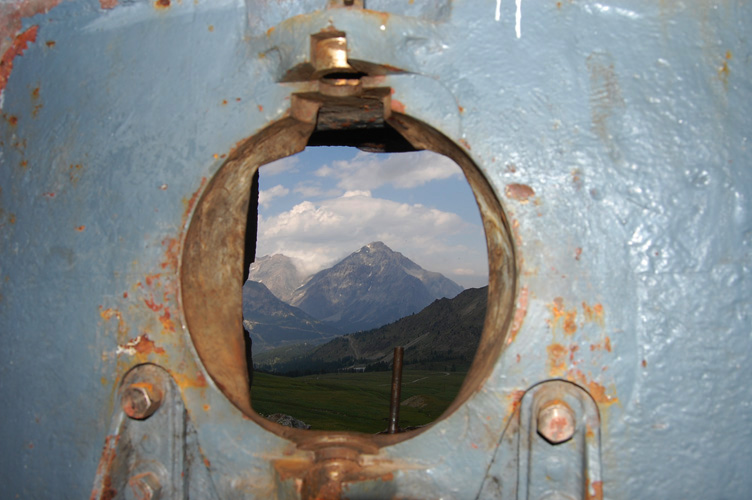 Lo Chaberton e i prati del Gondran visti dalla feritoia per mitragliatrice del Blocco 2 dell'opera Maginot di Gondran E