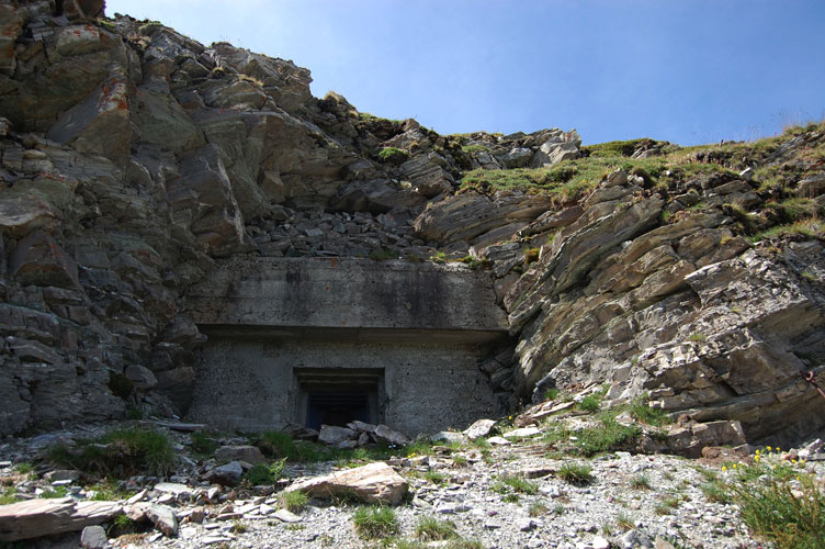 Opera Maginot di Gondran E-Il Blocco 2 e relativa feritoia per mitragliatrice visti dall'esterno