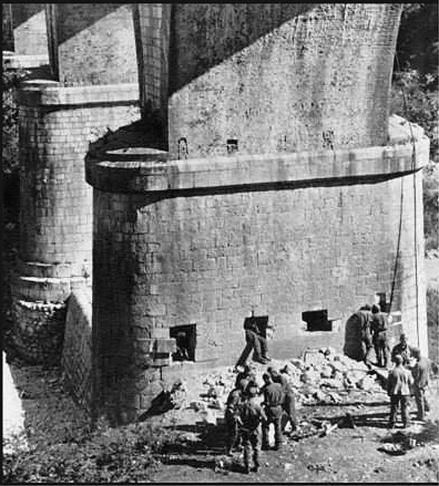 uno dei 25 pontoni della littorina.jpg