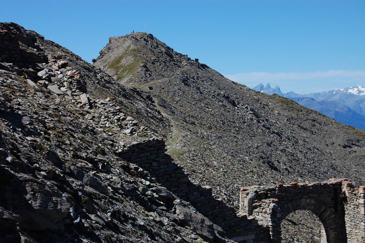 La cima del Mont Froidi e il Blocco W visti dal Blocco E