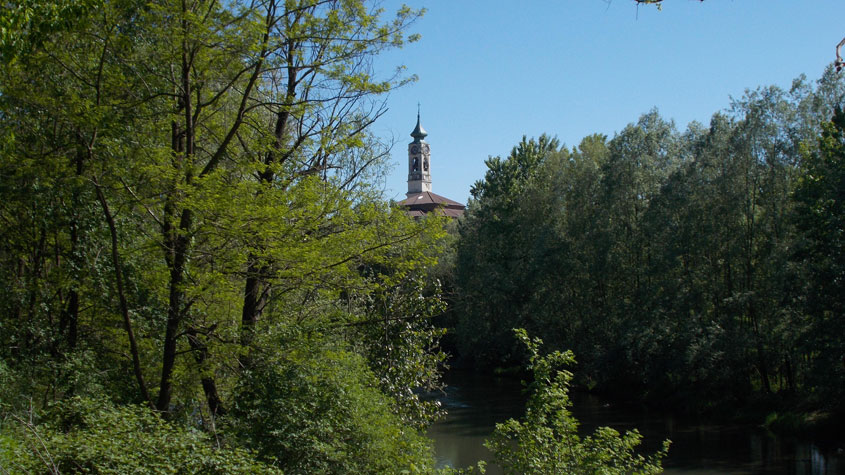 25 aprile 2016 Venaria Reale-Scorcio sul torrente Ceronda e il campanile della chiesa dell'Annunziata