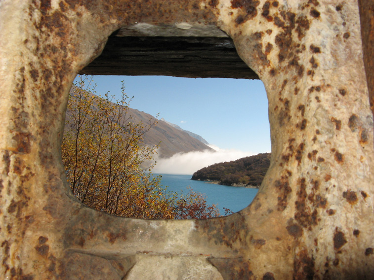 Moncenisio Centro di Fuoco 16-Vista dalla feritoia per mitragliatrice del malloppo orientale
