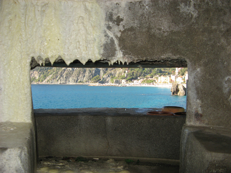 Vista sulla spiaggia di Monterosso dalla feritoia di una PCM
