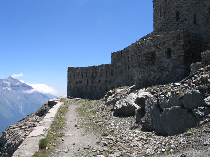 Siamo arrivati alla Caserma Malamot e al termine della strada