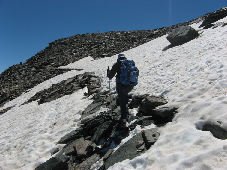 In questo tratto la strada è ancora sepolta dalla neve