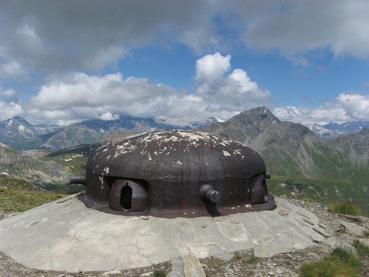 Una piccola deviazione al Colletto Malamot ci consente di ammirare da vicino la torretta corazzata del Centro 8