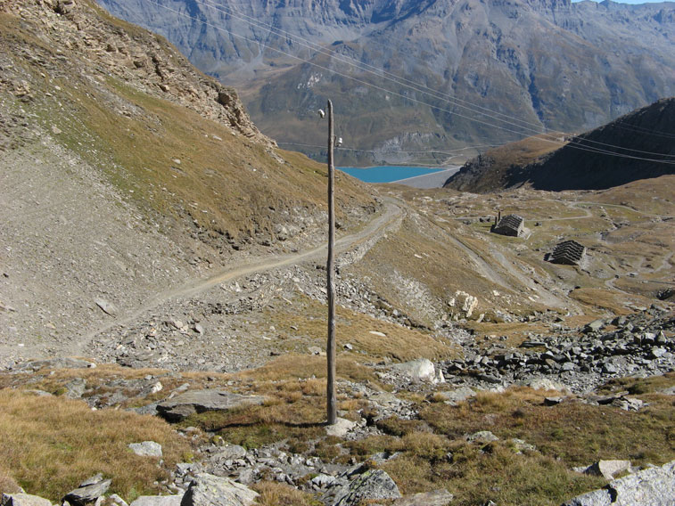 I Ricoveri del Giaset visti dall'alto e la strada che sale