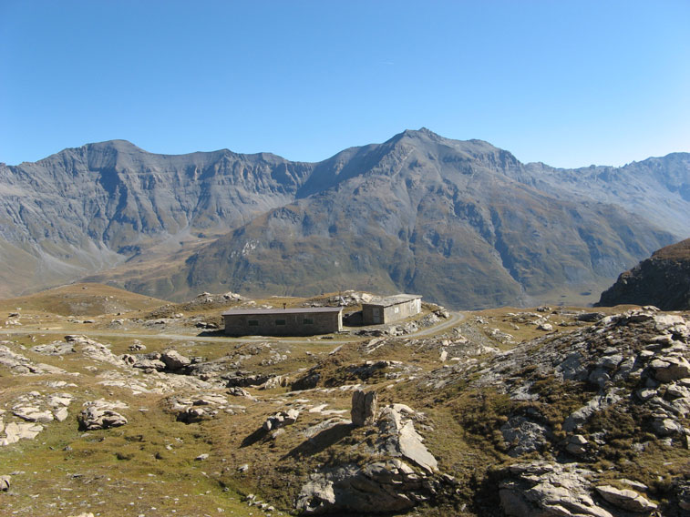 La strada passa di fronte a due Ricoveri in muratura