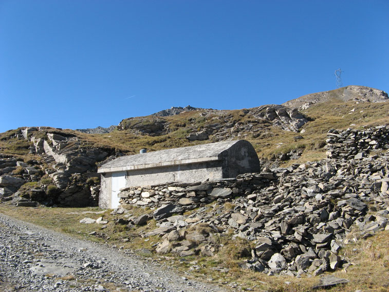 Qui passiamo di fronte a uno dei due Ricoveri in calcestruzzo.Siamo circa al Km 5,5