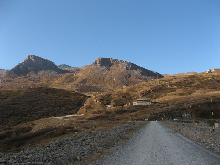 Il Bivio Varisello visto dalla diga.Fra le due cime il Malamot e la Caserma. Termine della strada