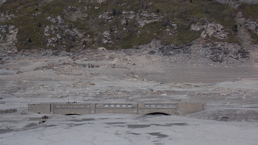 17 maggio 2016 Moncenisio-Il malloppo del Centro 19 è nuovamente visibile unitamente al Ponte Rosso,alla postazione P29 e al malloppo mitragliatrici del Centro 20