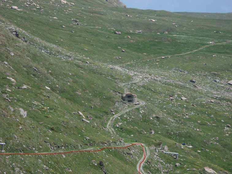 Visibile inrosso il tracciato della strada che scende vero il bivio Forte Cassa.Al centro la Postazione 37