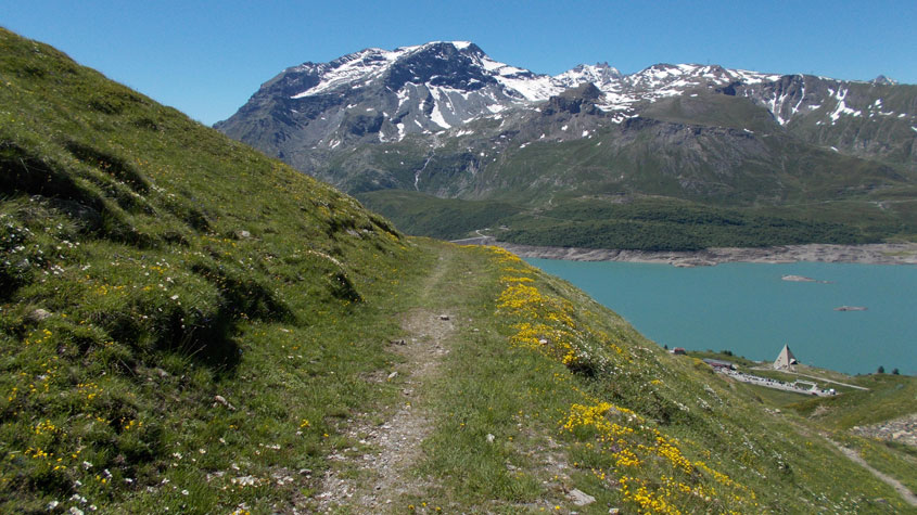 Tratto di strada con vista sul gruppo Bard-Giusalet