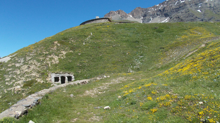 Il Forte e il Ricovero Roncia visti dalla strada